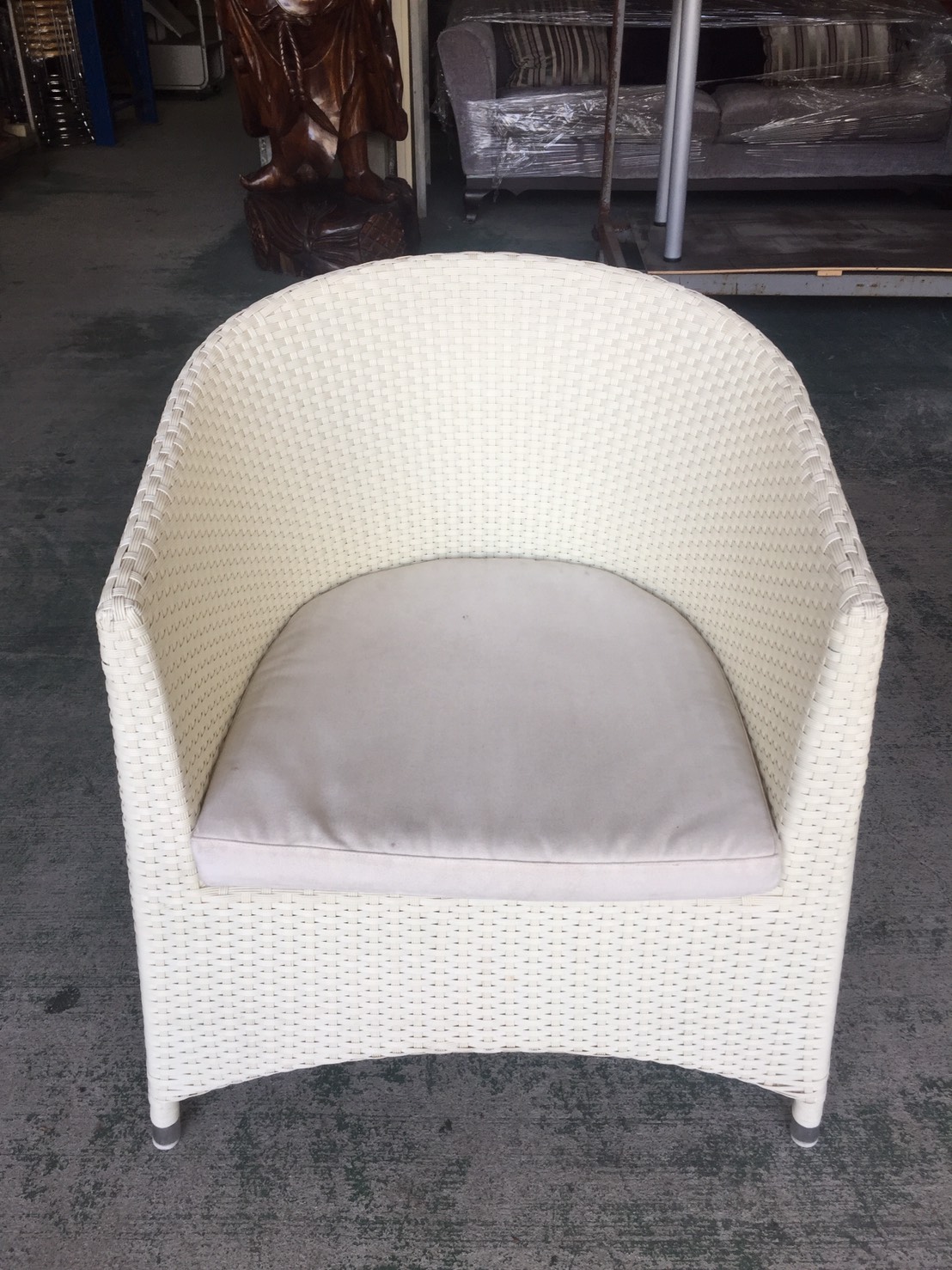 米白色單人造型藤沙發.jpg